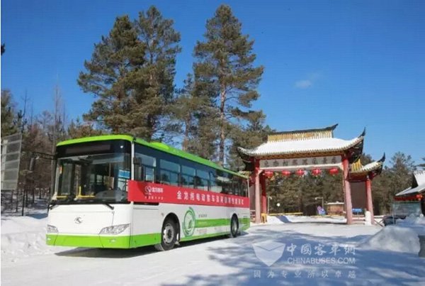 金龍純電動客車駛過“中華北陲”石碑