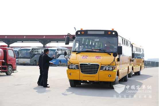 即將駛向泰安的海格校車車隊(duì)