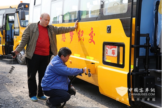 工作人員正在為海格校車加油