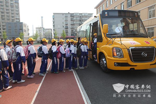 純電動校車的發(fā)展具備得天獨厚的優(yōu)勢