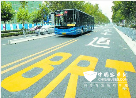 廣西南寧市快速公交（BRT）試點(diǎn)工程長虹路段破土動工