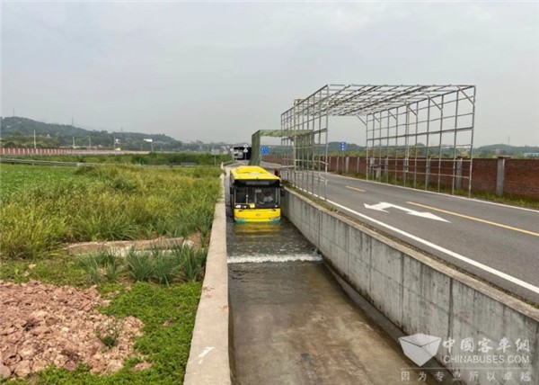 筑牢金龍新能源公交雨季行車“安全網(wǎng)”