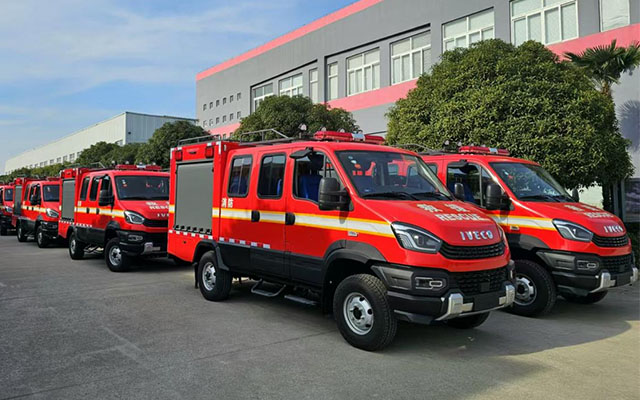 依維柯歐霸·雷霆森林消防車整裝待發(fā) 守護(hù)綠水青山