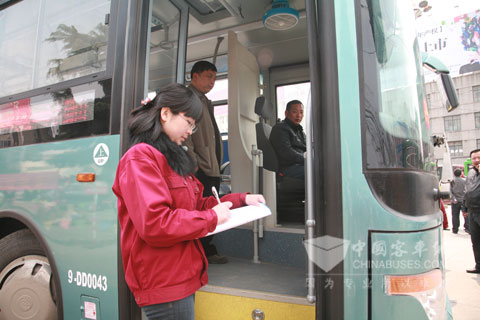 安凱售后服務(wù)人員正在向駕駛員了解車輛運行狀況