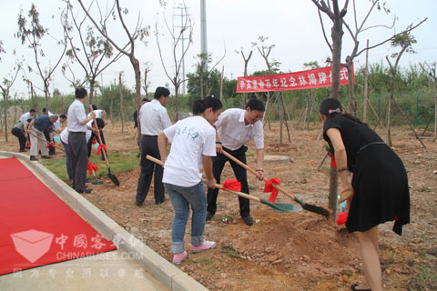 領(lǐng)導(dǎo)嘉賓揮鍬培土親手種植臺灣欒樹