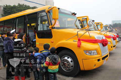 孩子們登上恒通新校車，高興不已